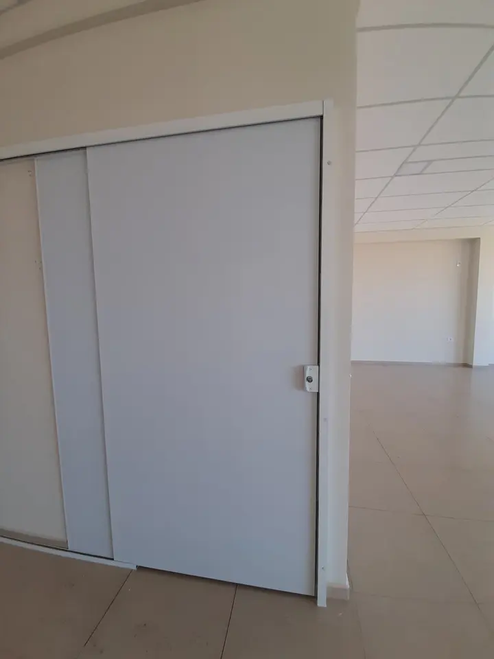 Portas de vidro com película branca em sala comercial